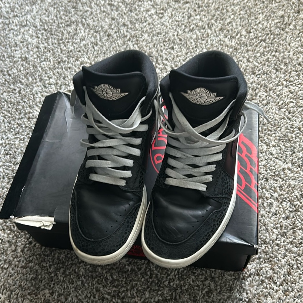 Jordan 1 mid
